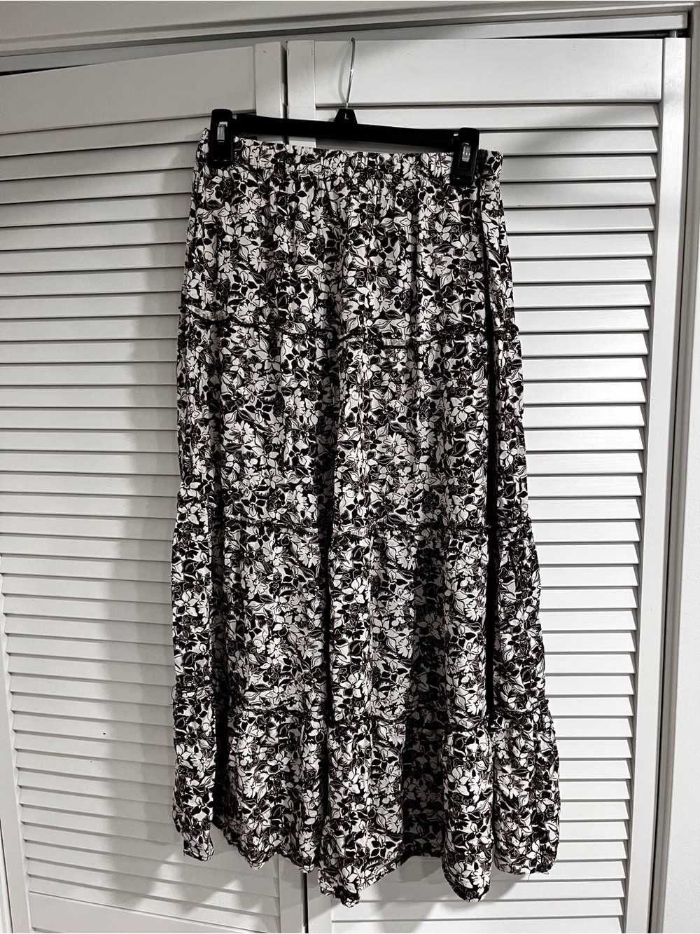 Women's Black & White Floral Tiered Maxi Skirt